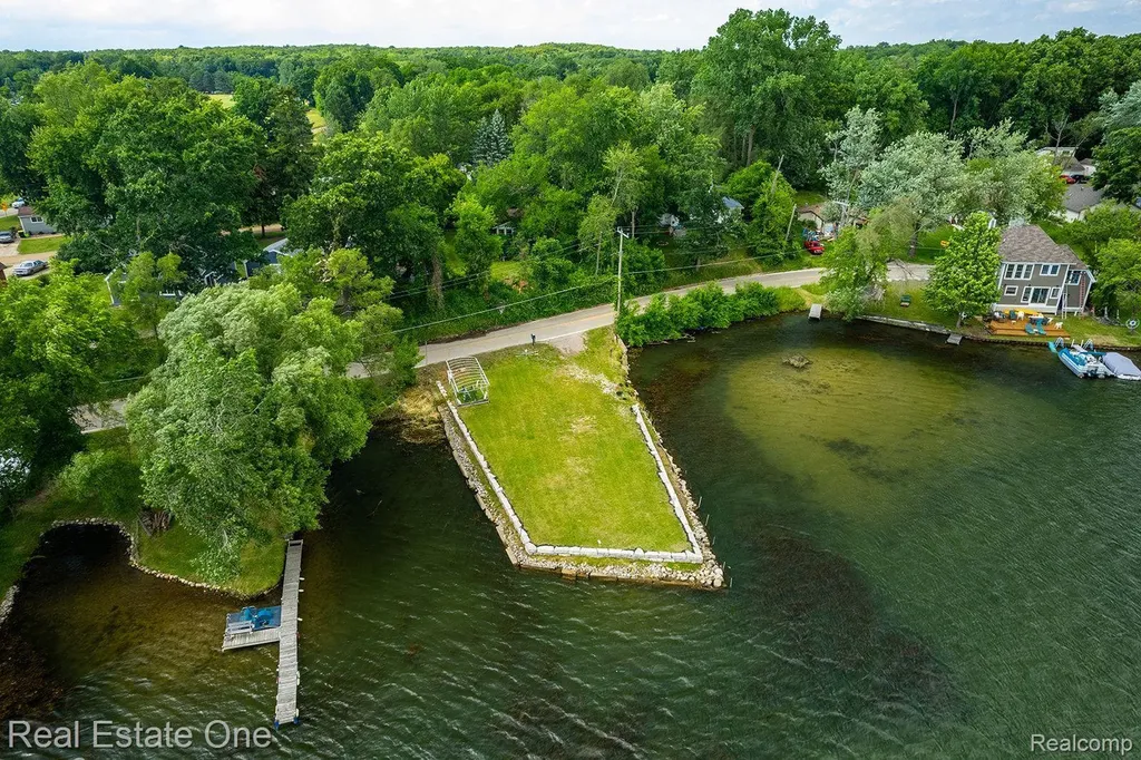 2300 Jackson Boulevard Highland Charter Township MI 48356