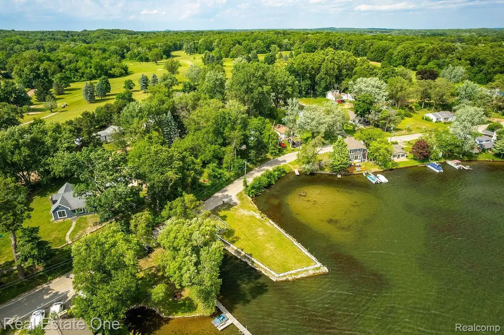 2300 Jackson Boulevard Highland Charter Township MI 48356