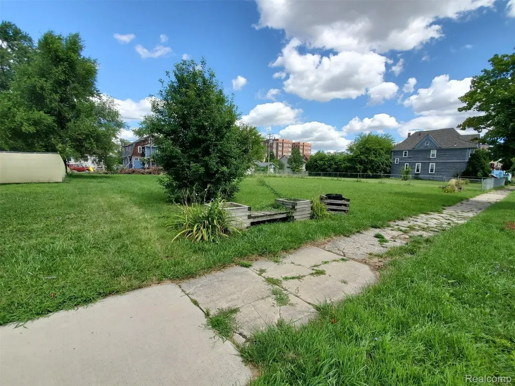 690 W Philadelphia Street Detroit City MI 48202