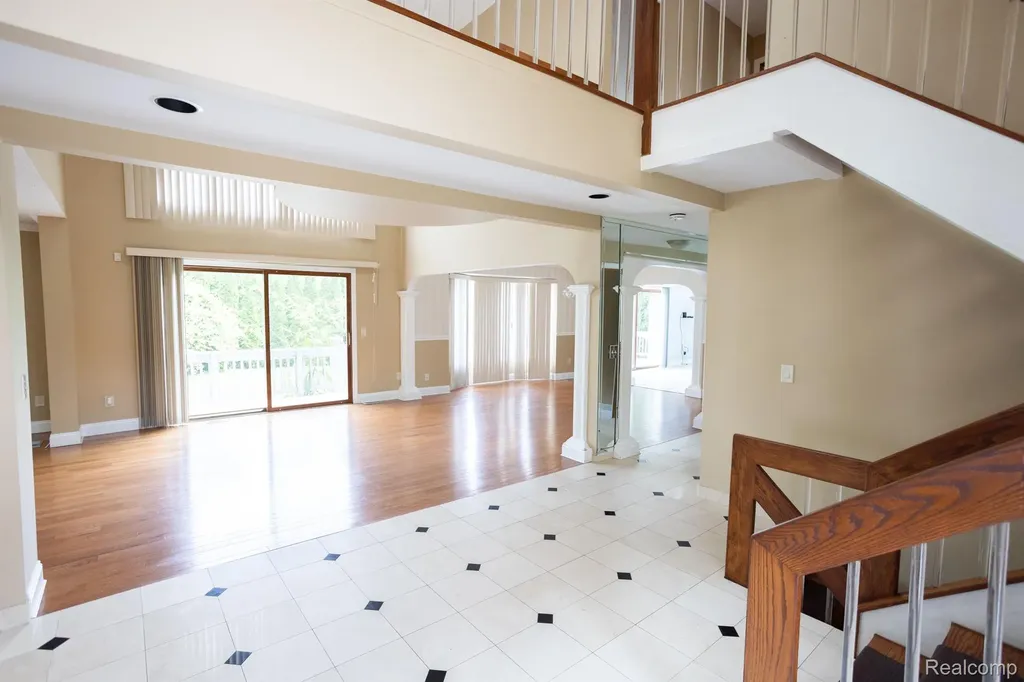 5881 Naneva West Bloomfield Charter Township MI 48322