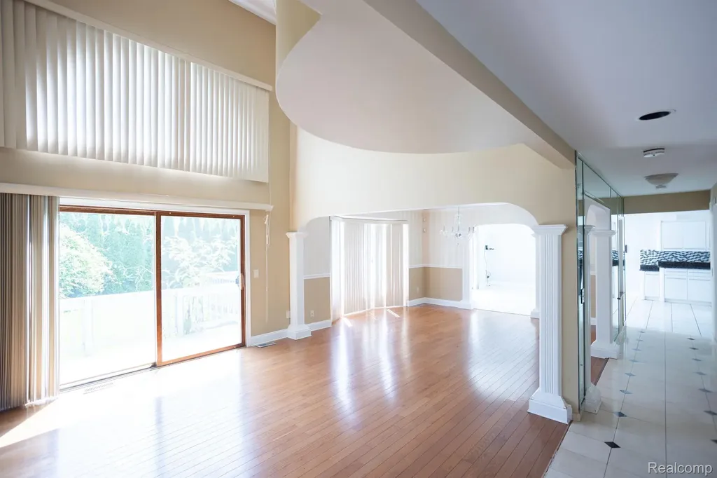 5881 Naneva West Bloomfield Charter Township MI 48322