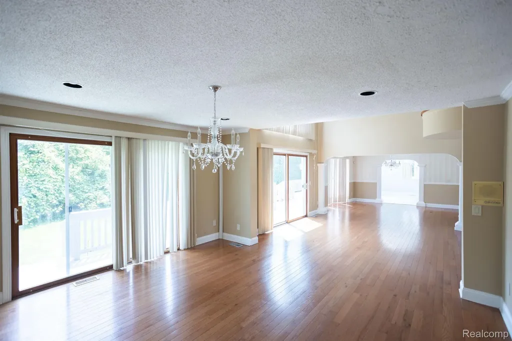 5881 Naneva West Bloomfield Charter Township MI 48322