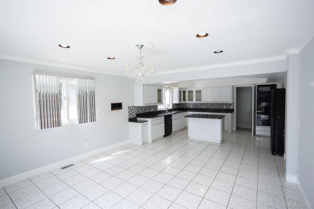 5881 Naneva West Bloomfield Charter Township MI 48322