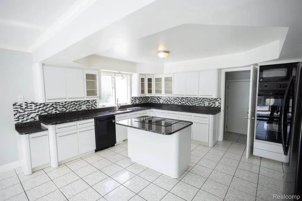5881 Naneva West Bloomfield Charter Township MI 48322