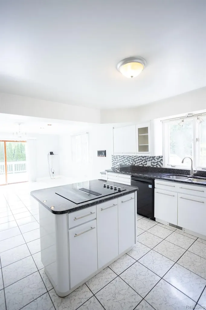 5881 Naneva West Bloomfield Charter Township MI 48322