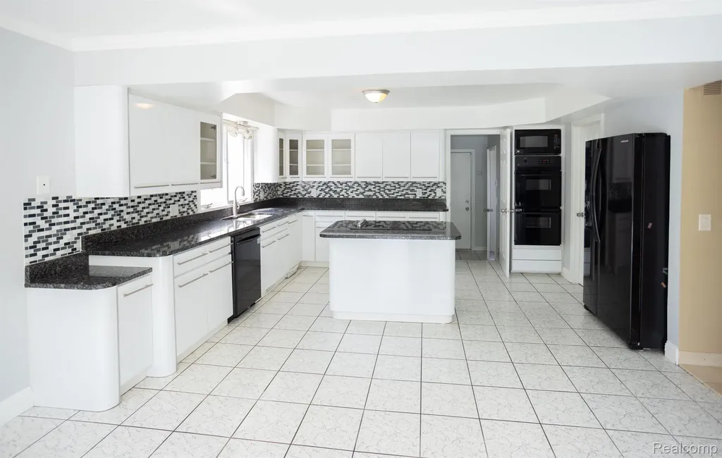 5881 Naneva West Bloomfield Charter Township MI 48322