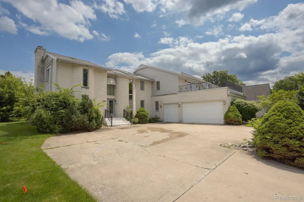 5881 Naneva West Bloomfield Charter Township MI 48322