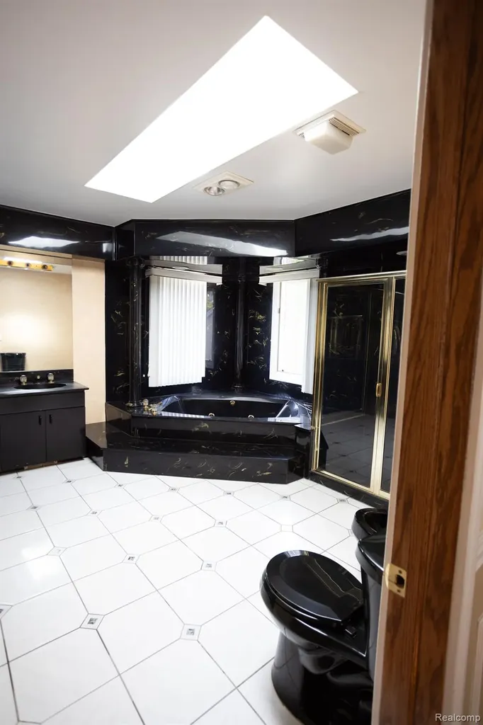 5881 Naneva West Bloomfield Charter Township MI 48322