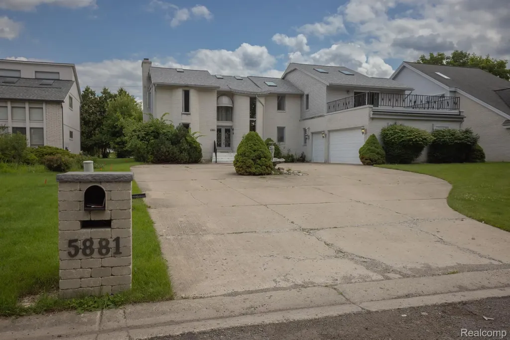 5881 Naneva West Bloomfield Charter Township MI 48322