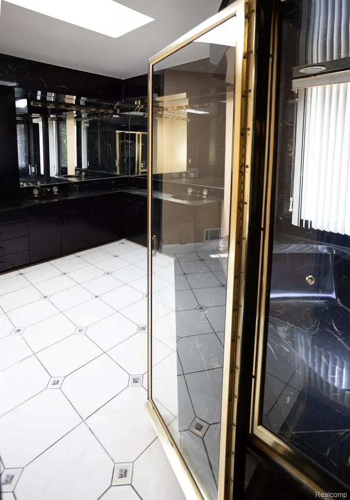5881 Naneva West Bloomfield Charter Township MI 48322