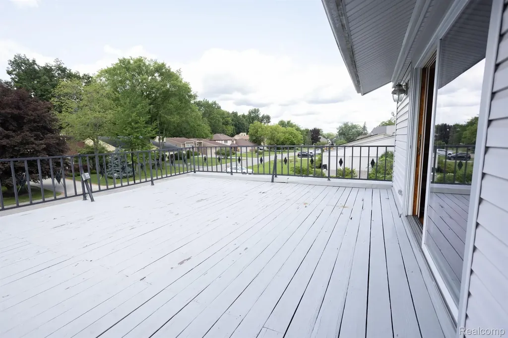 5881 Naneva West Bloomfield Charter Township MI 48322