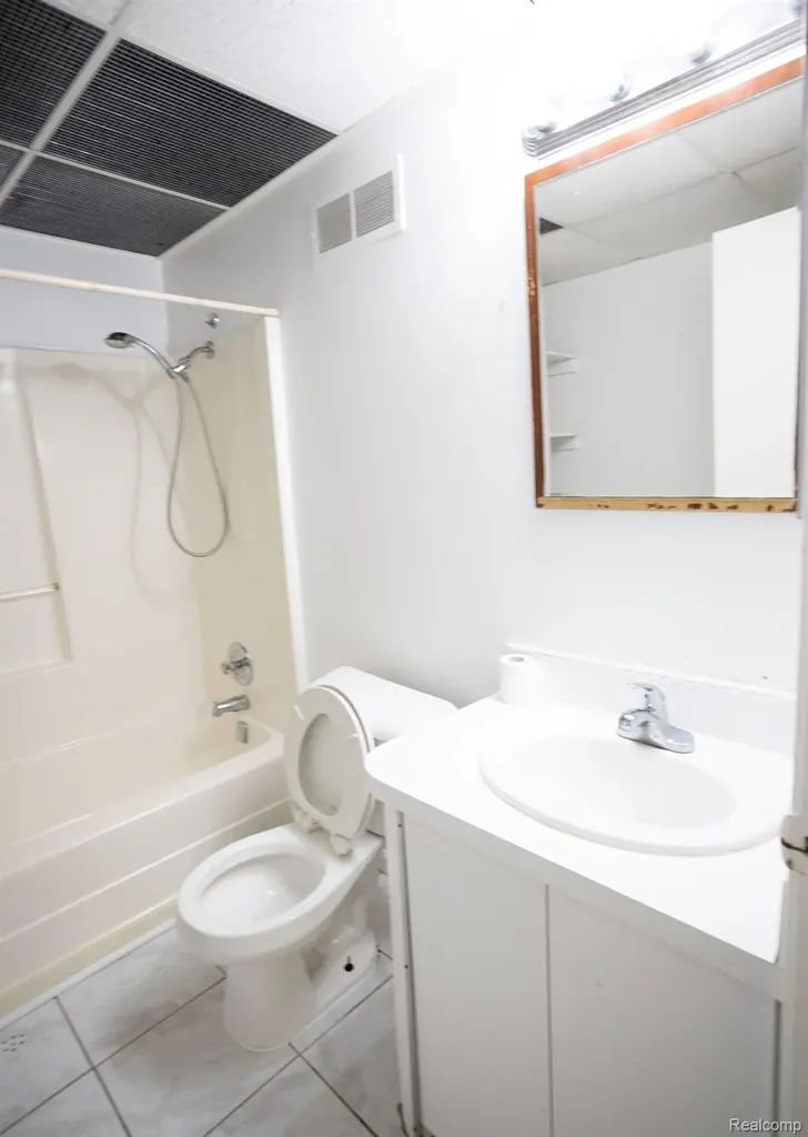 5881 Naneva West Bloomfield Charter Township MI 48322