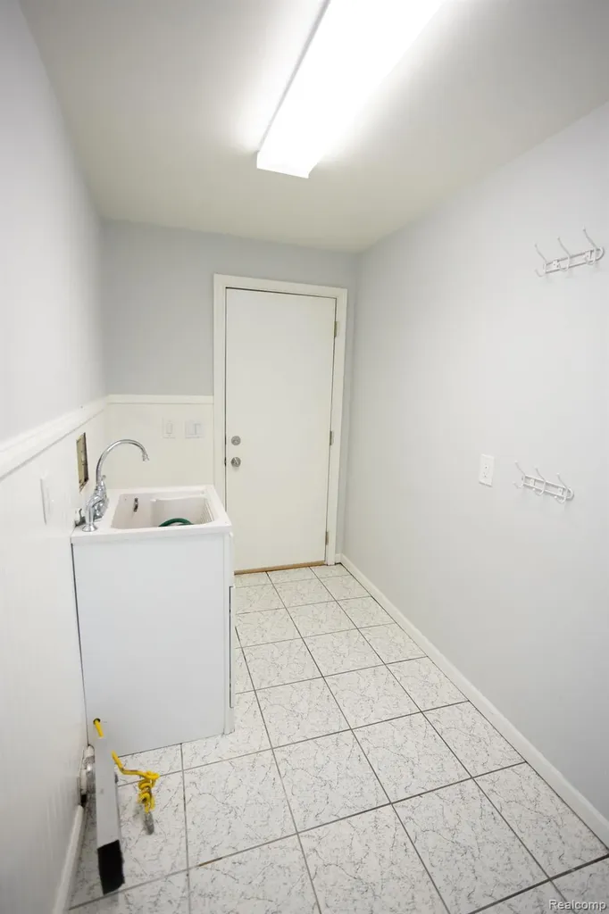 5881 Naneva West Bloomfield Charter Township MI 48322