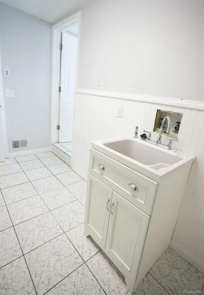 5881 Naneva West Bloomfield Charter Township MI 48322