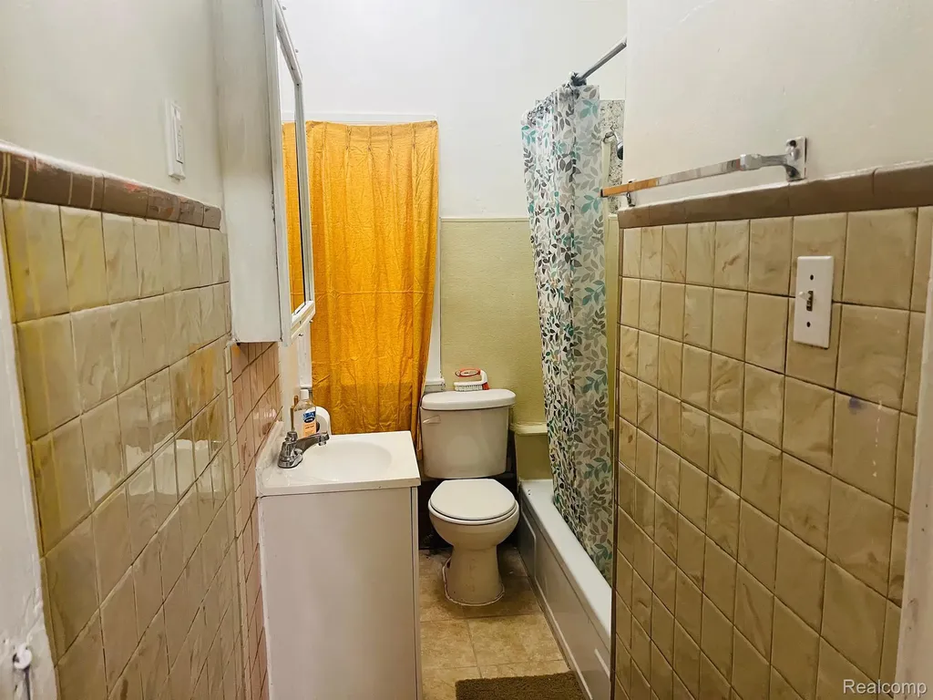 2436 Hewitt Street Hamtramck City MI 48212