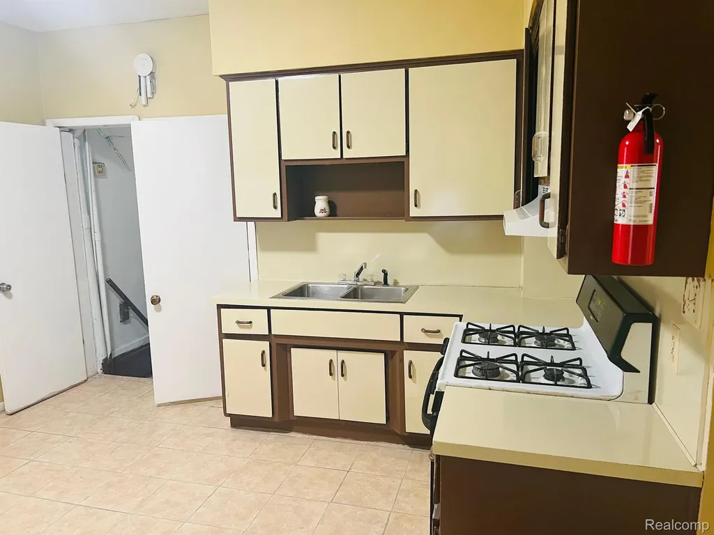 2436 Hewitt Street Hamtramck City MI 48212