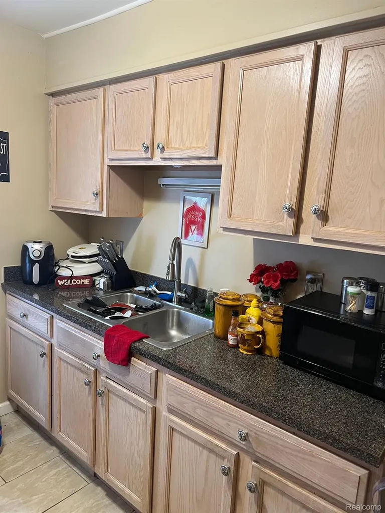 1459 Pingree Avenue Lincoln Park City MI 48146