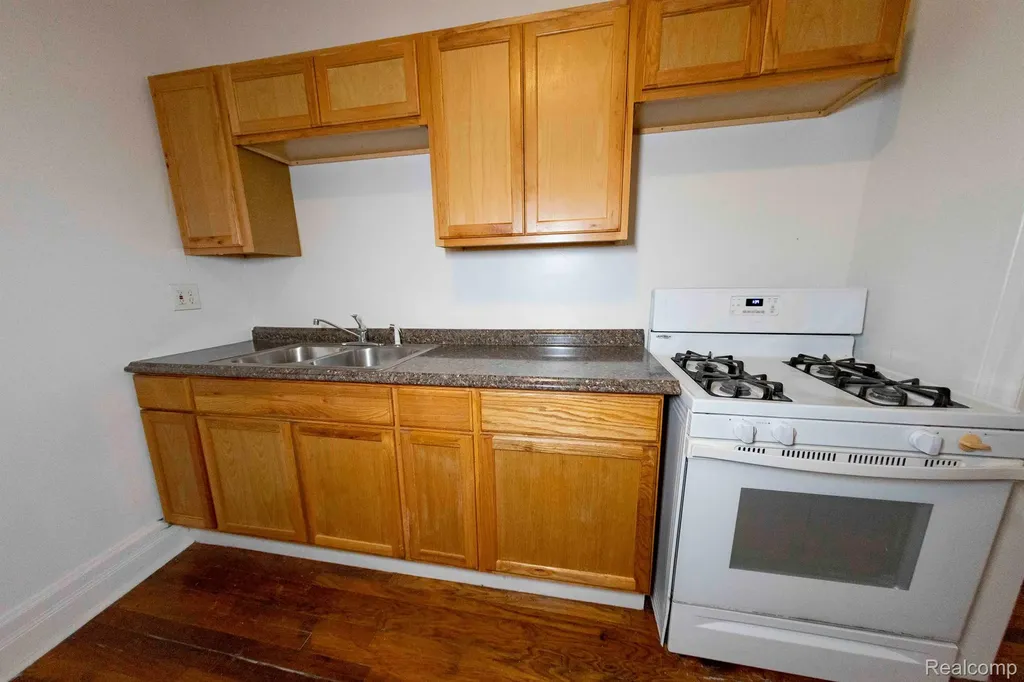 14536 E Jefferson Avenue Detroit City MI 48215