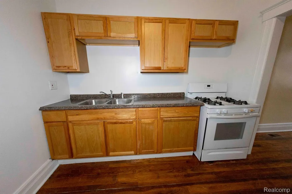14536 E Jefferson Avenue Detroit City MI 48215