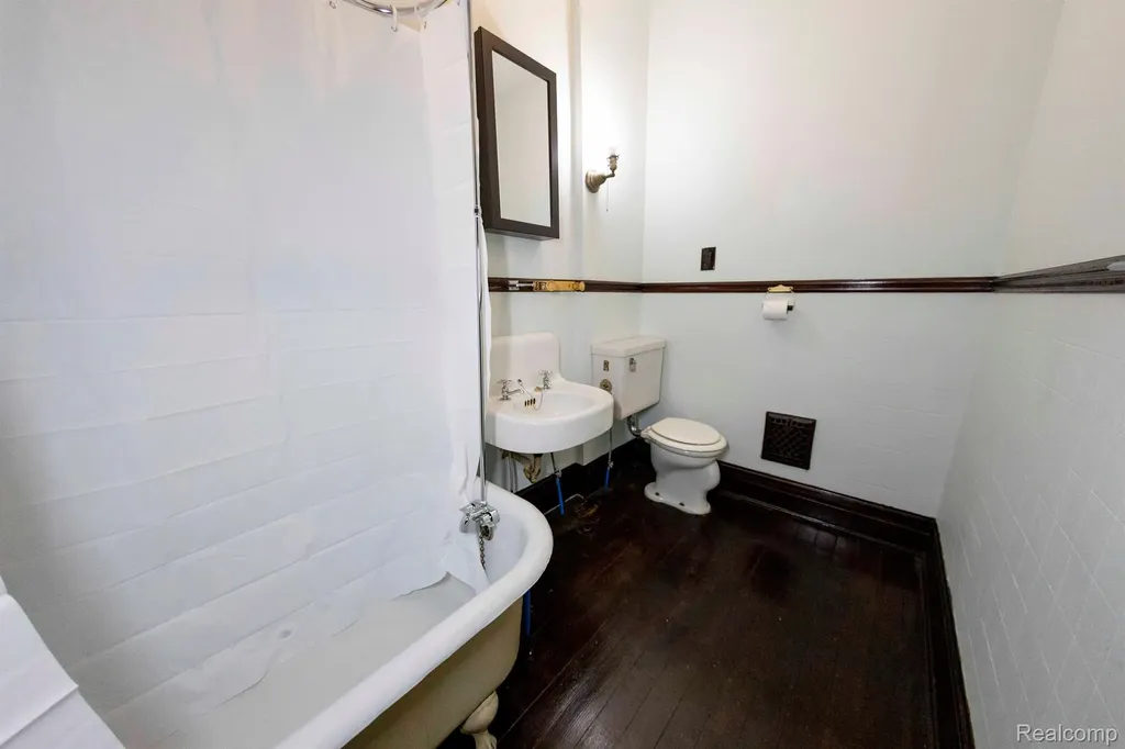 14536 E Jefferson Avenue Detroit City MI 48215