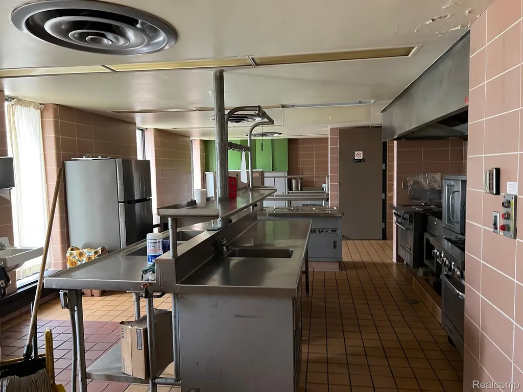 615 S Jefferson Avenue Saginaw City MI 48607