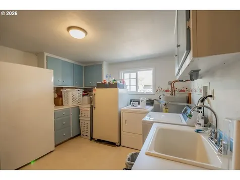 220 View Lane Lebanon OR 97355