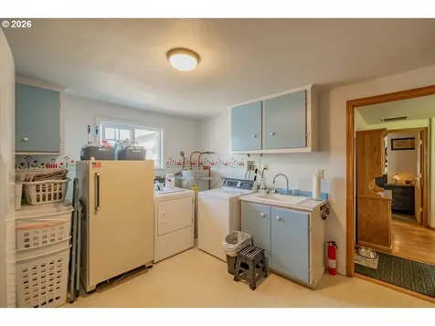 220 View Lane Lebanon OR 97355