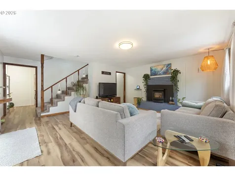 2185 N 8th Street Coos Bay OR 97420