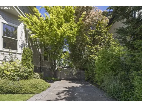 2467 NW Savier Street Portland OR 97210