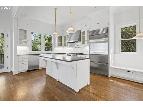 2467 NW Savier Street Portland OR 97210