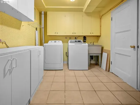 3310 SW 66th Avenue Portland OR 97225