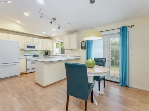 1761 SW Songbird Street Mcminnville OR 97128
