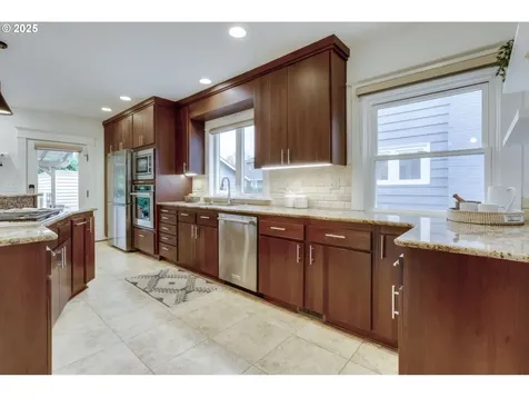 4005 NE Laddington Court Portland OR 97232