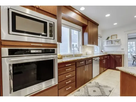 4005 NE Laddington Court Portland OR 97232