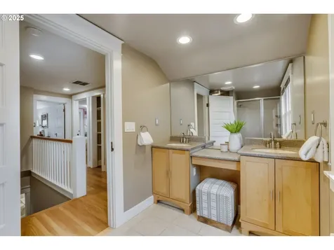 4005 NE Laddington Court Portland OR 97232