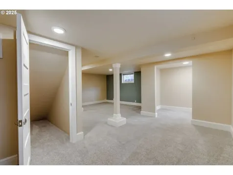 4005 NE Laddington Court Portland OR 97232