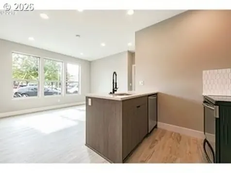 2885 NE Couch Street Portland OR 97232