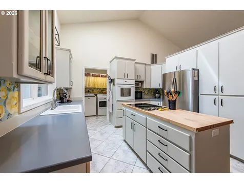 10 Davis Place Cottage Grove OR 97424