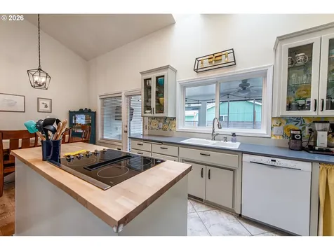 10 Davis Place Cottage Grove OR 97424
