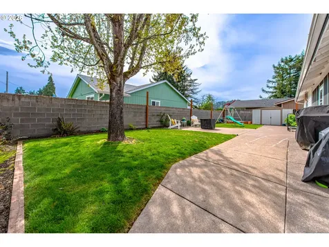 10 Davis Place Cottage Grove OR 97424