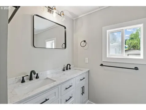 193 Broadmore Avenue NE Salem OR 97301