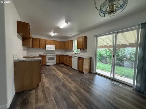1216 E Third Avenue Sutherlin OR 97479