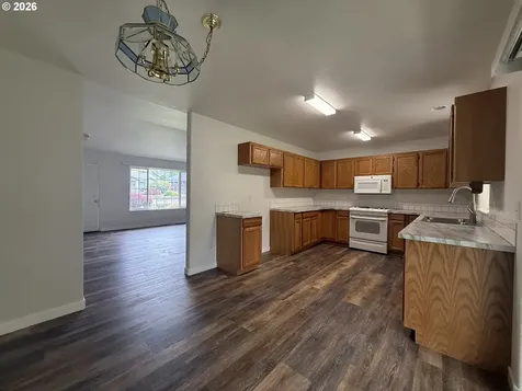 1216 E Third Avenue Sutherlin OR 97479