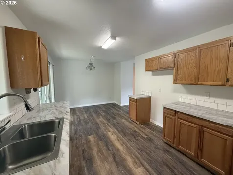 1216 E Third Avenue Sutherlin OR 97479