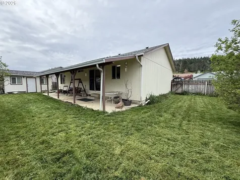 1216 E Third Avenue Sutherlin OR 97479