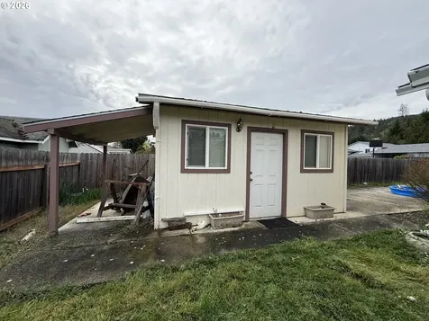 1216 E Third Avenue Sutherlin OR 97479