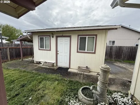 1216 E Third Avenue Sutherlin OR 97479