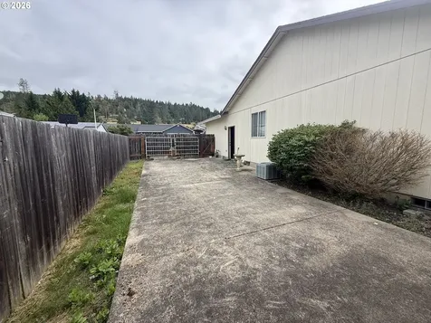 1216 E Third Avenue Sutherlin OR 97479