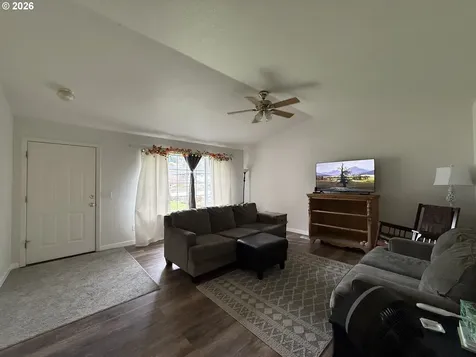 1216 E Third Avenue Sutherlin OR 97479