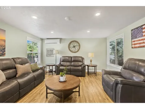 311 S 68th Place Springfield OR 97478